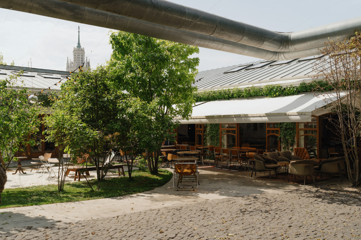 Yauza Place — летняя терраса во дворе